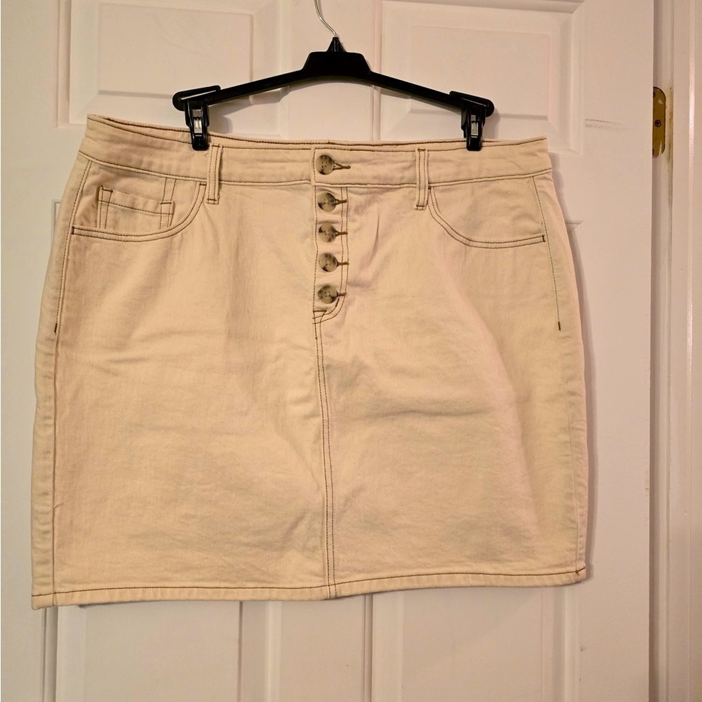 Torrid Woman’s Sz 16 Cream Denim 5 Button Fly Mini Skirt Brown Stitching